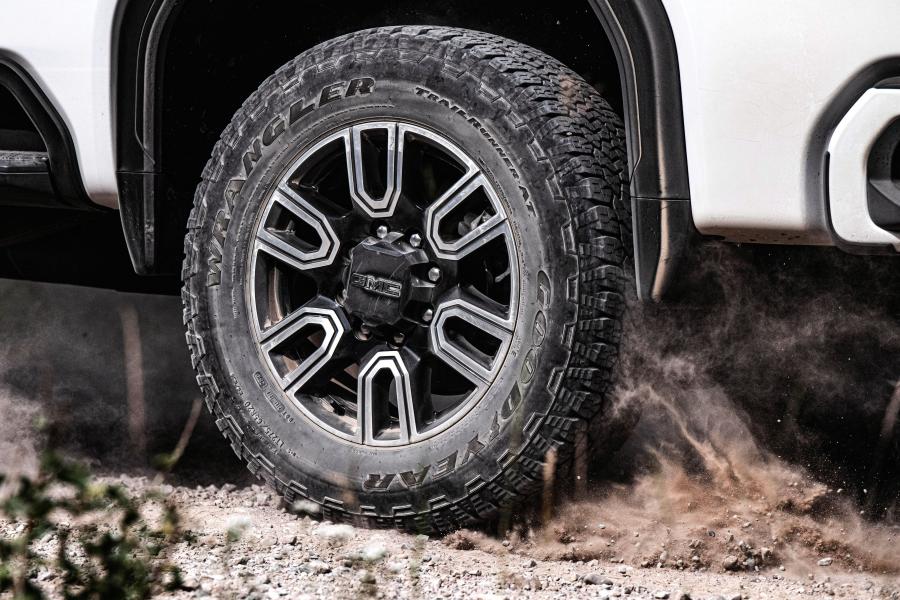 Колеса GMC Sierra 2500 HD AT4 Crew Cab 2019 года  (фото 23 из 40)